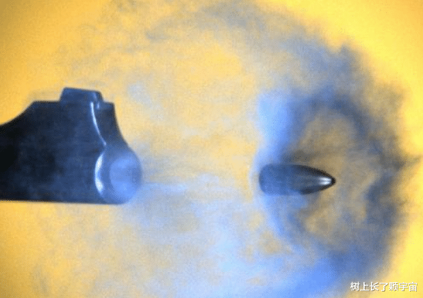 紧贴地球大气层开一枪,子弹能在宇宙中飞多远?