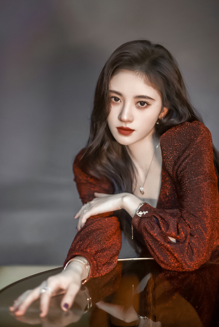 鞠婧祎|鞠婧祎14岁旧照被爆,看到无美颜滤镜的生图,整没整容一目了然