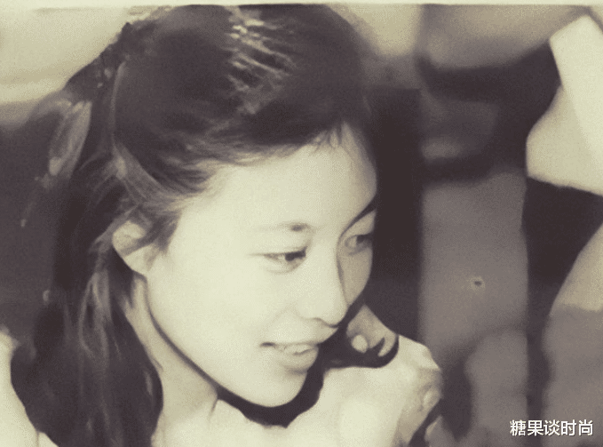 岳红|60岁的岳红，花甲之年，老去的优雅，映照着年轻的容颜