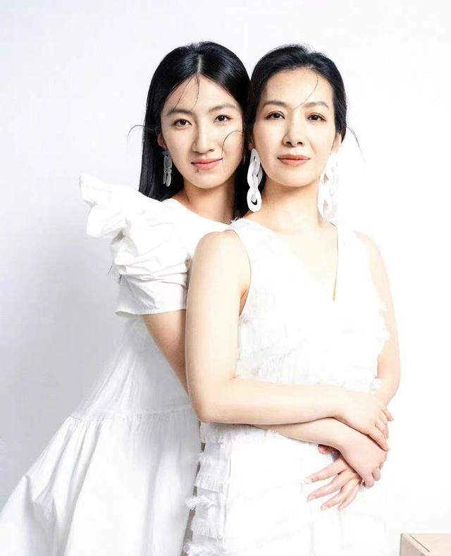 胡军|胡军一家三口合体！女儿“媒婆痣”太抢镜，儿子老成14岁似霸总