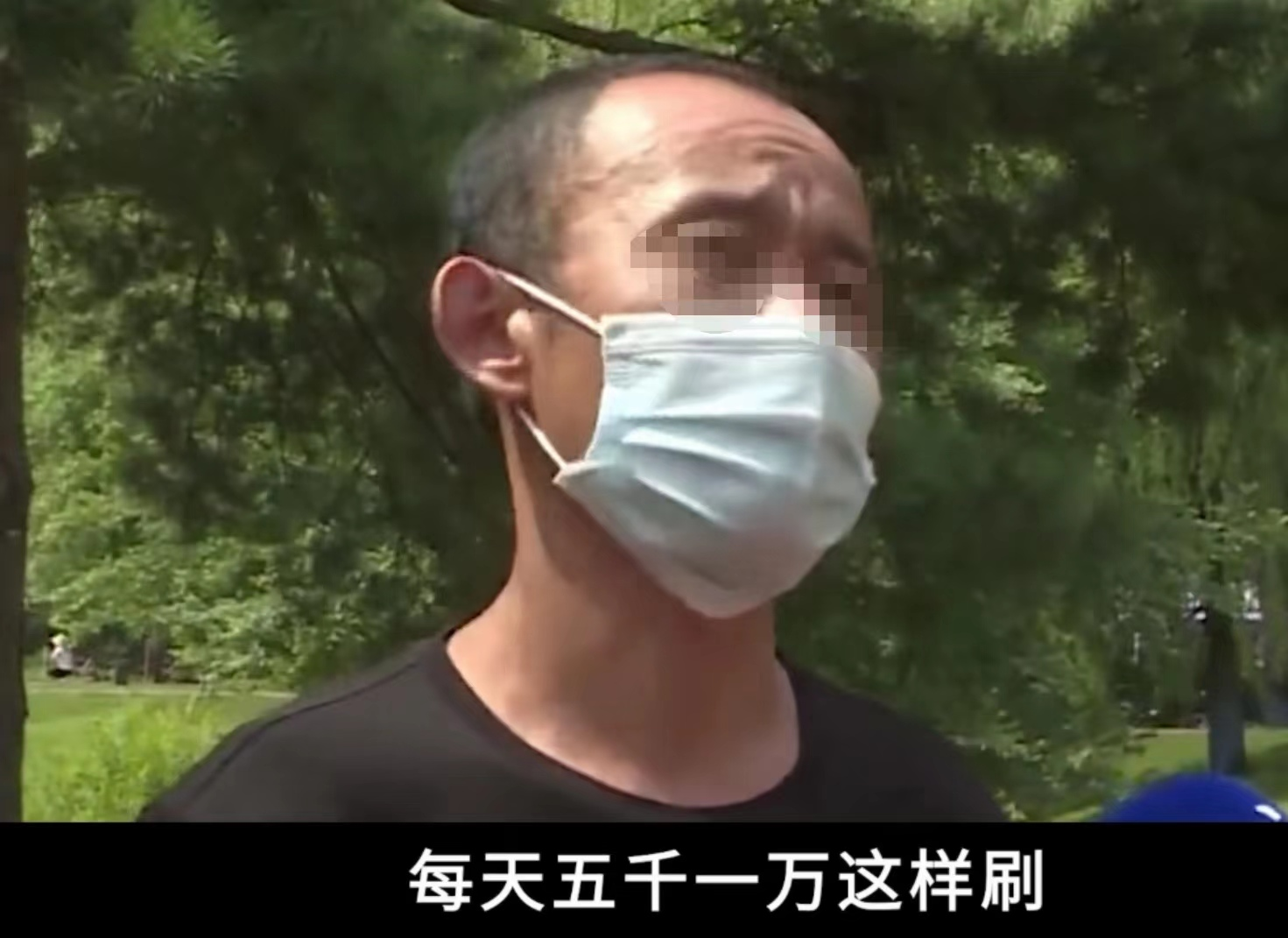 50岁富豪爱上女主播,女孩要他等2年。富豪不仅等了2年,还打赏300万
