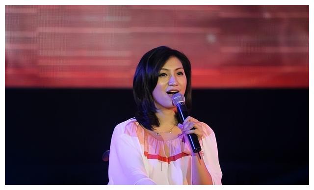 01年湖南女主持摔成高位截瘫, 单手敲键盘考上硕士, 今坐轮椅播新闻