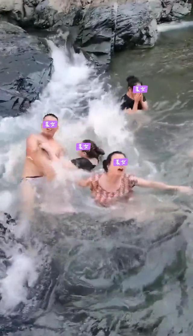 女子戏水时遇陌生男子纠缠,闺蜜见状挺身而出,直接将男子摁水里