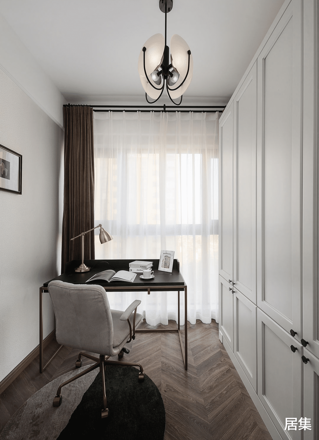 简单的配色，融入轻奢元素，混搭出时尚高档的精装小屋