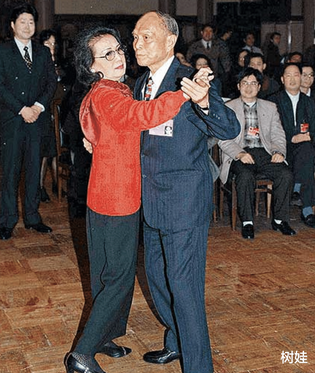 霍英东|霍英东二房儿子曝母亲现状,住95平米房子,每月写欠条向长房要钱