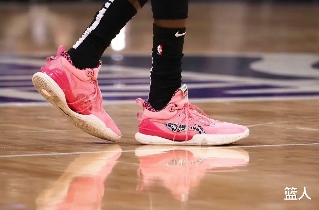 凯里·欧文|NBA球员上脚：欧文穿支线球鞋，KD6乳腺癌配色很经典！