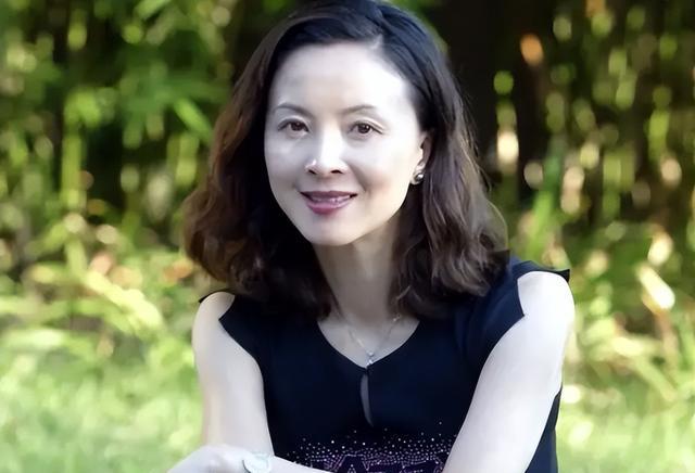 周洁|周洁：35岁出国，弥留之际花了27万美元包机，只为魂归故里