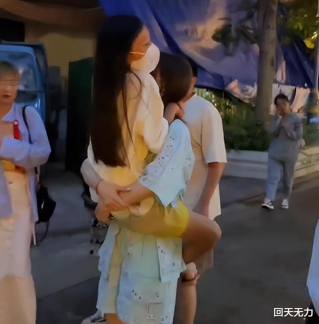 布兰登|9岁甜馨与妈妈出游！身高猛涨熊抱妈妈变化大，化淡妆五官太精致