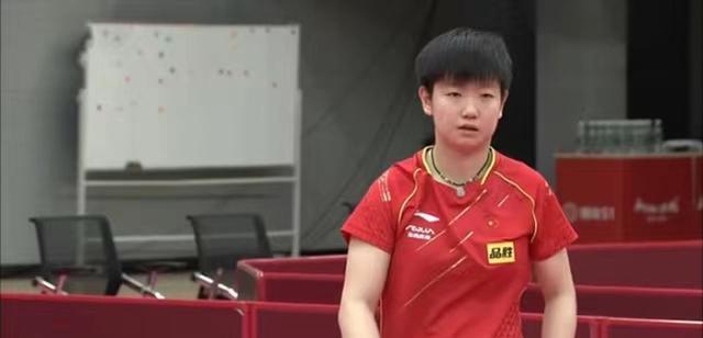 山东男篮|假期结束！国乒现身机场返京训练，林高远时尚，一姐陈梦甜酷十足
