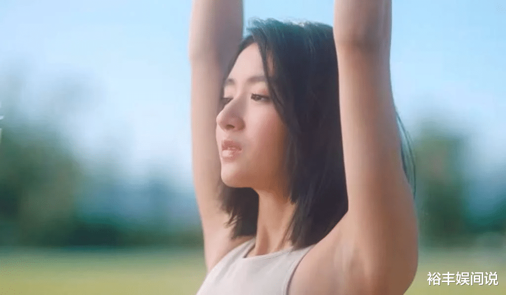 akb|女神柏安妮18岁女儿舞技出众！穿露脐装秀蚂蚁腰，母女同框似姐妹