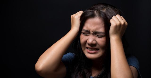他被后妈赶出家门时,父亲袖手旁观,如今父亲病重,他拒绝探望!