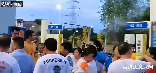 重庆某加油站摊大事了！200多辆车加错柴油报废，赔8百元激怒车主