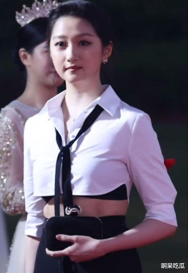 关晓彤|关晓彤丑衣服真多，老气肥胖暴露缺陷，反其道收获人气？