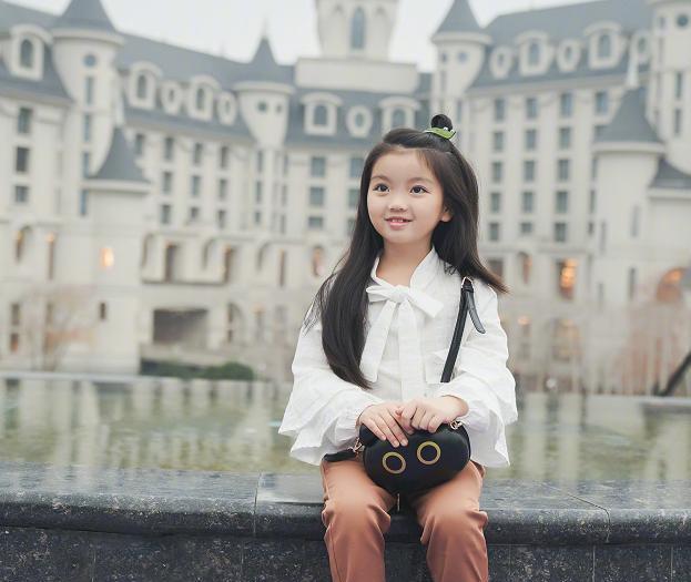 阿拉蕾|李亦航妈妈频繁晒儿子与阿拉蕾照片，二人合照可爱，身高差太萌了