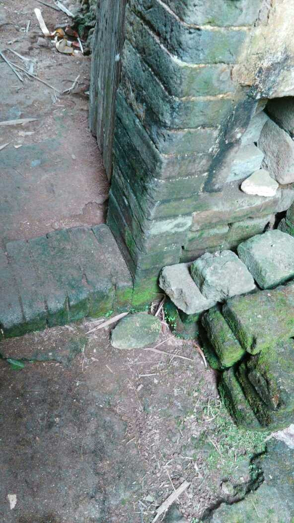 晒晒农村婆家自建房,土坯破瓦房,满屋老古董,厨房估计你没见过