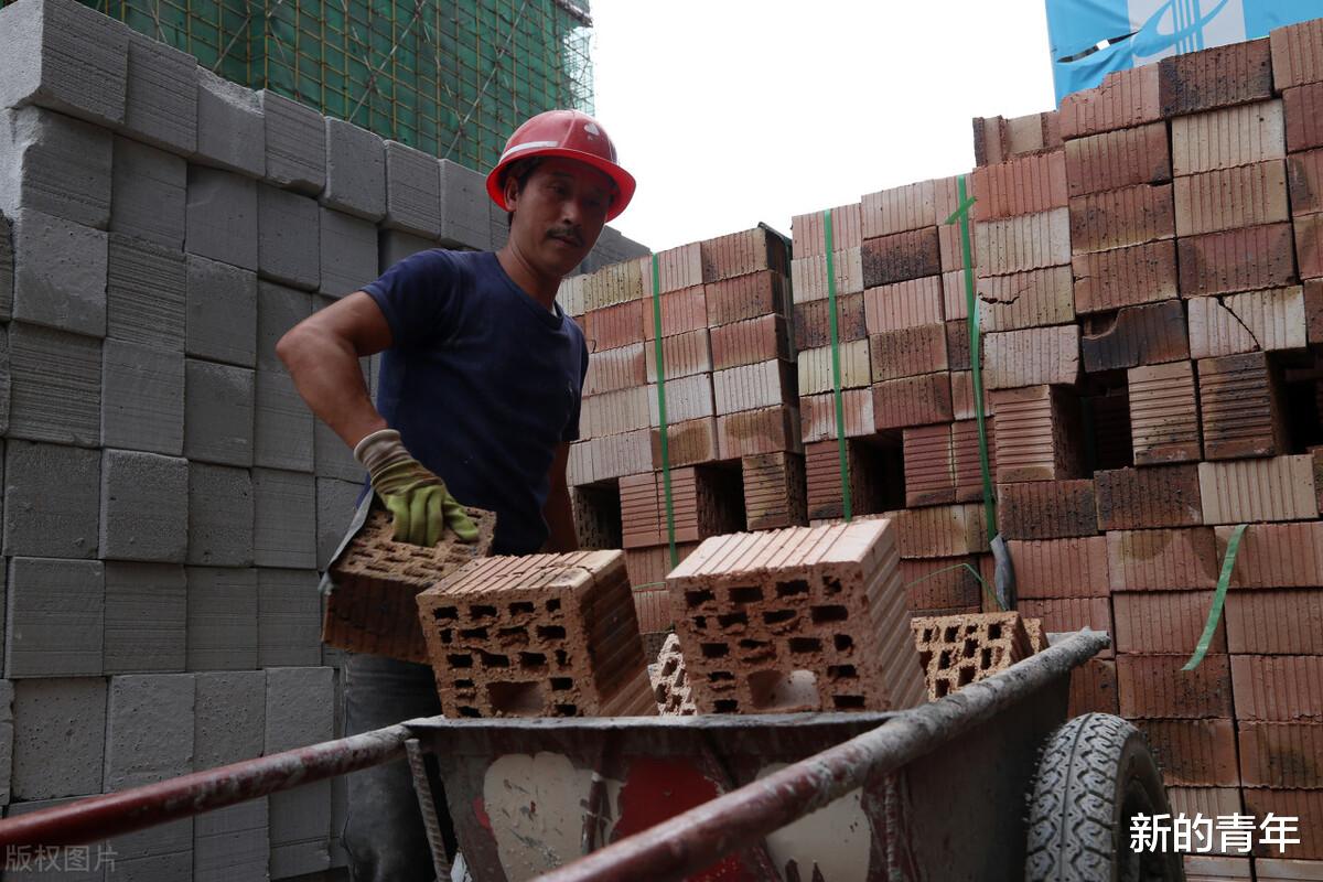工人|农民、农民工暴晒没有高温补贴,为何坐办公室吹空调却有高温补贴