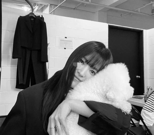 宋慧乔|宋慧乔晒齐刘海造型,抱着小狗闭眼微笑,和宋仲基离婚后仍单身