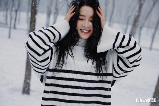 李沁|李沁新发型堪比“整容”，烫羊毛卷穿牛油果色变软妹，形象大变样