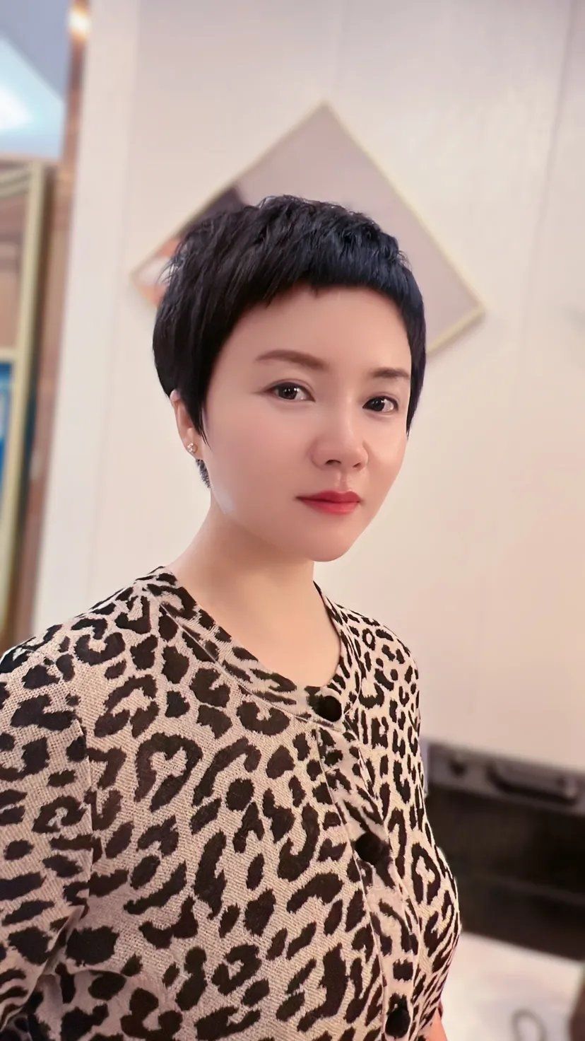 青菜 女人到了中年，夏天短发这样剪，利落时尚显年轻