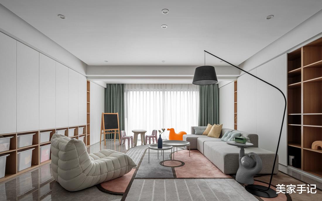 这对夫妻太有远见，坚持客厅摒弃阳台，电视墙打满柜子，场面实用大气