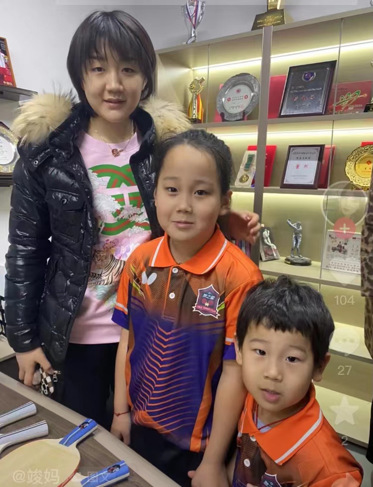 陈梦|陈梦春节拜年忙：携爸妈探望恩师，合影表哥黄晓明，比剪刀手笑开花