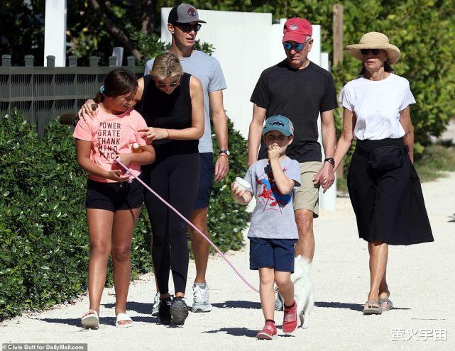 伊万卡|40岁伊万卡乘私人飞机外出,肌肤无瑕侧颜惊艳,被曝暗中助力父亲