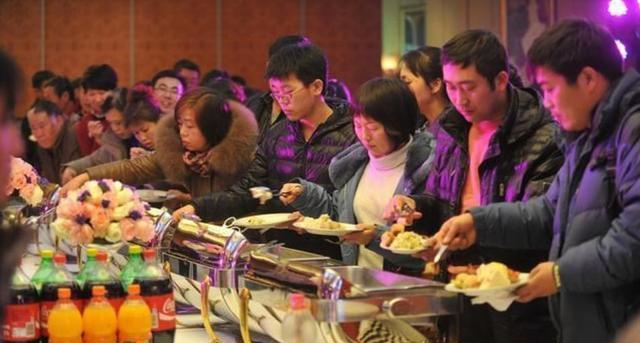 男子吃自助餐被处罚2500元,从容交了罚款走人,商家却开始后