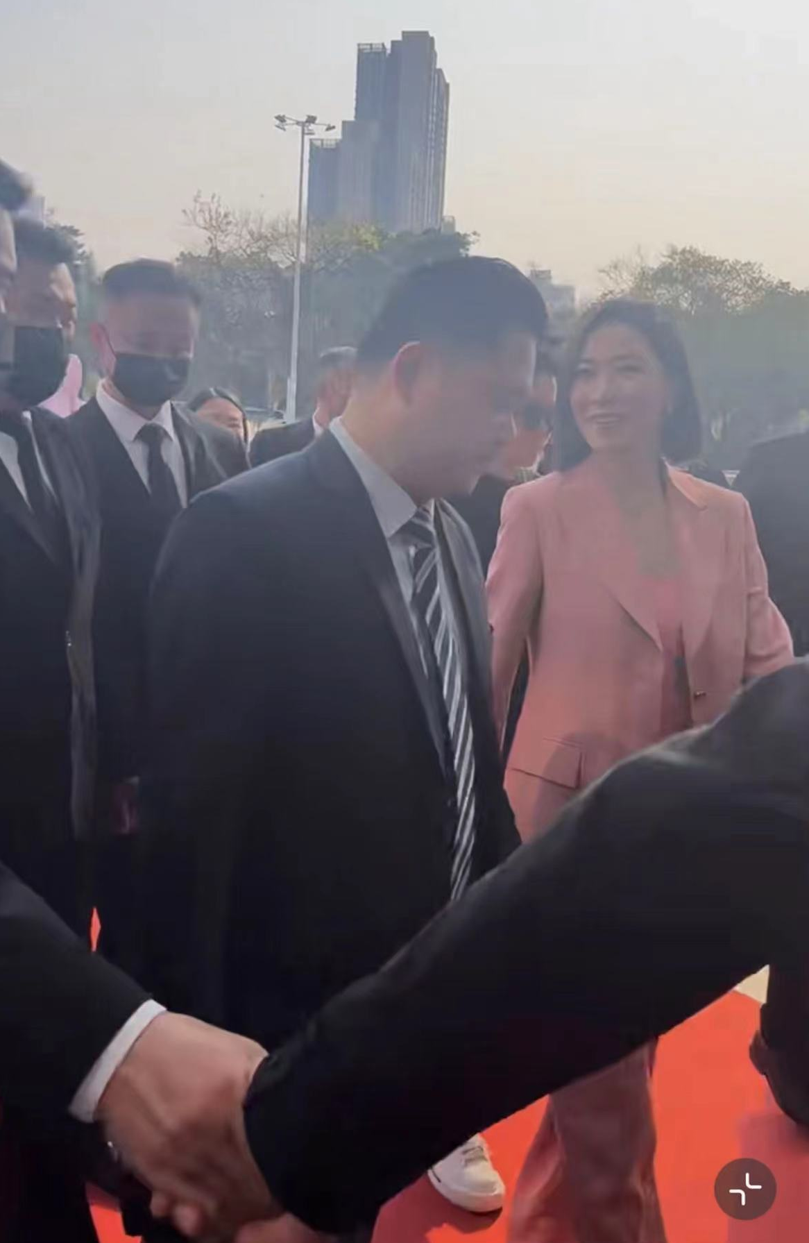 深圳市|知名女港星现身深圳，获数名保镖拉人墙，周围没人围观场面尴尬！