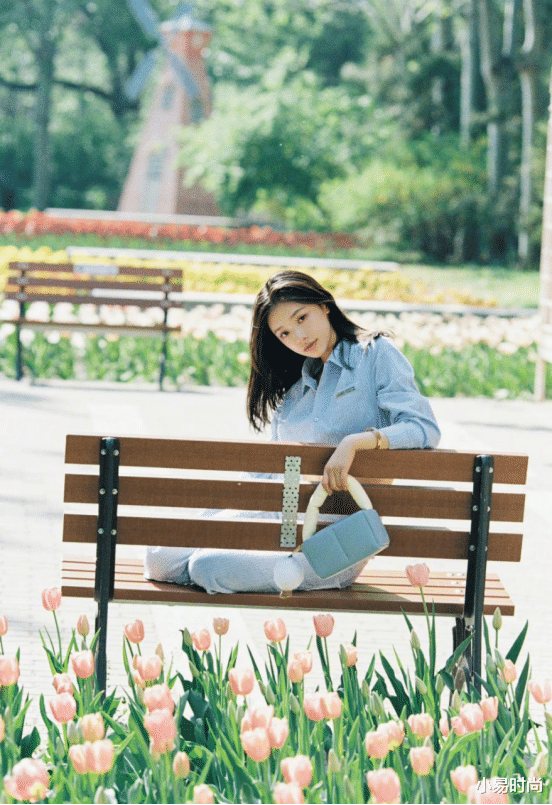 教师|林允最新的清爽简洁的营业照真养眼！浅色调的服饰搭配，简直绝美