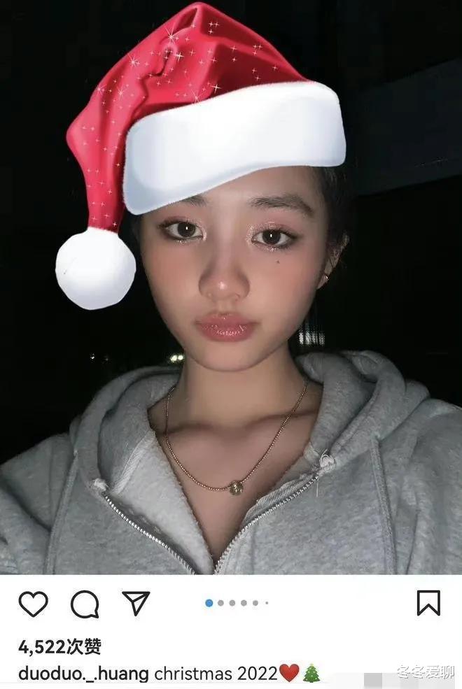 黄磊|黄多多圣诞妆容再上热搜，多次成熟装扮引发热议，黄磊还予以支持
