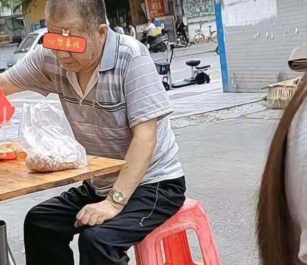 深圳一大爷穿拖鞋,在路边吃肠粉走红,网友:他的表价值900万