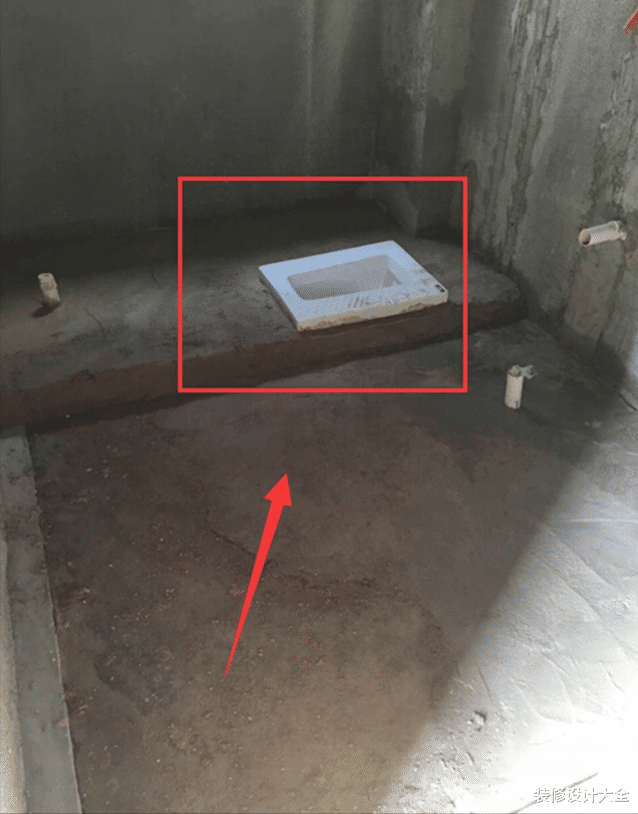 师傅刚装完的蹲便器，业主看到后苦笑着说这个叫我怎么蹲啊！