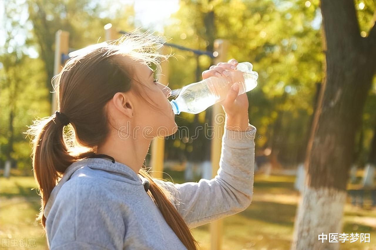 医生|经常口干，喝水也不管用，医生教你三个小方法，让你久旱逢甘霖