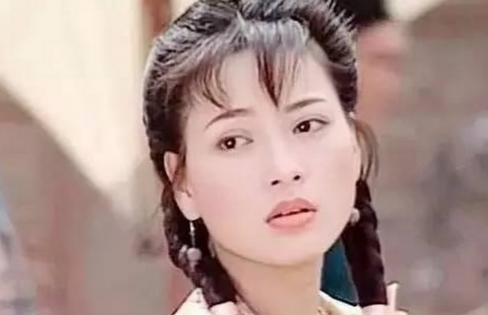 吴京|吴京最落魄的时候她选择离开,转身就嫁入豪门,如今在路边摆摊