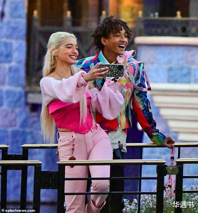 威尔·史密斯|威尔·史密斯儿子乐园约会,对女友爱不释手,22岁网红模特长得甜