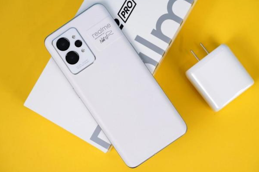 realme|真我Realme GT3配置拉满，4nm增强芯+屏下一体屏，真的爱了