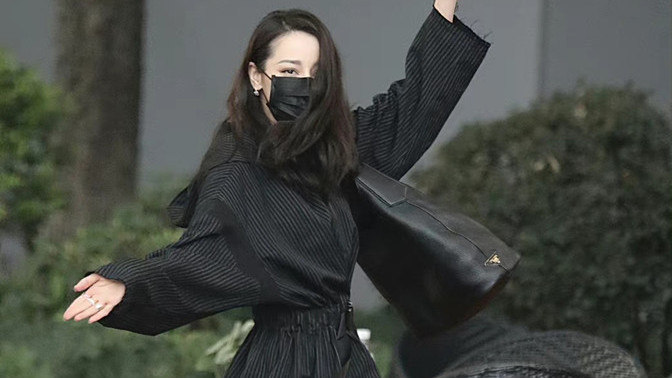 迪丽热巴|迪丽热巴下班显原形，跳舞打招呼太调皮，穿黑短裙配半袜认成杨幂