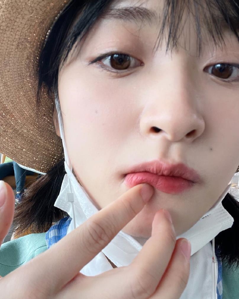 直男 女星沈月晒照被嘲胖！穿长袖上身肥大显臃肿，原相机出镜长相甜美