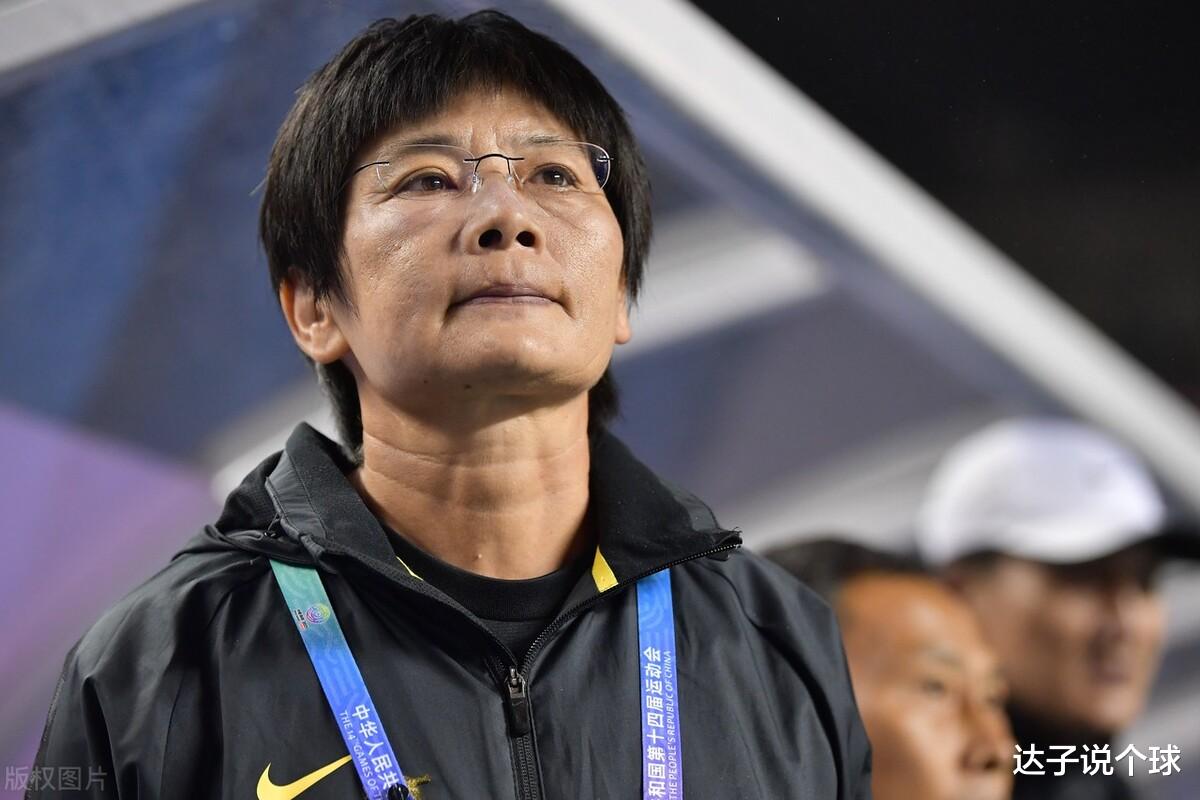 水庆霞|开明主帅！水庆霞鼓励队员们出国踢球，支持她们化妆和美甲