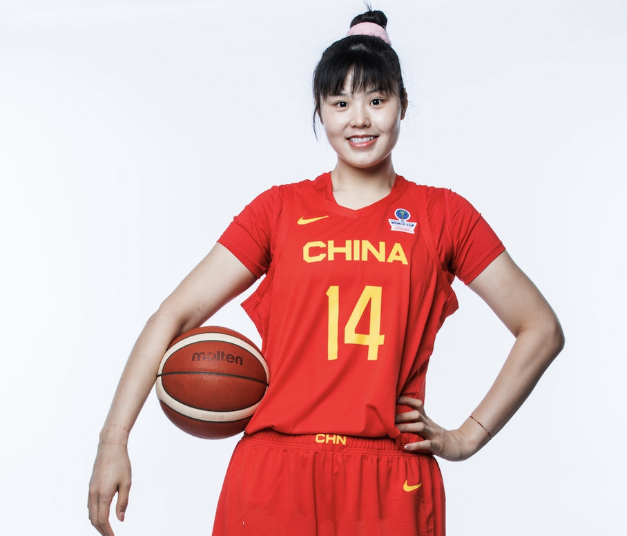 中超|女篮未来之星！李月汝妹妹13岁190cm，与女篮小姚明组内线双塔！