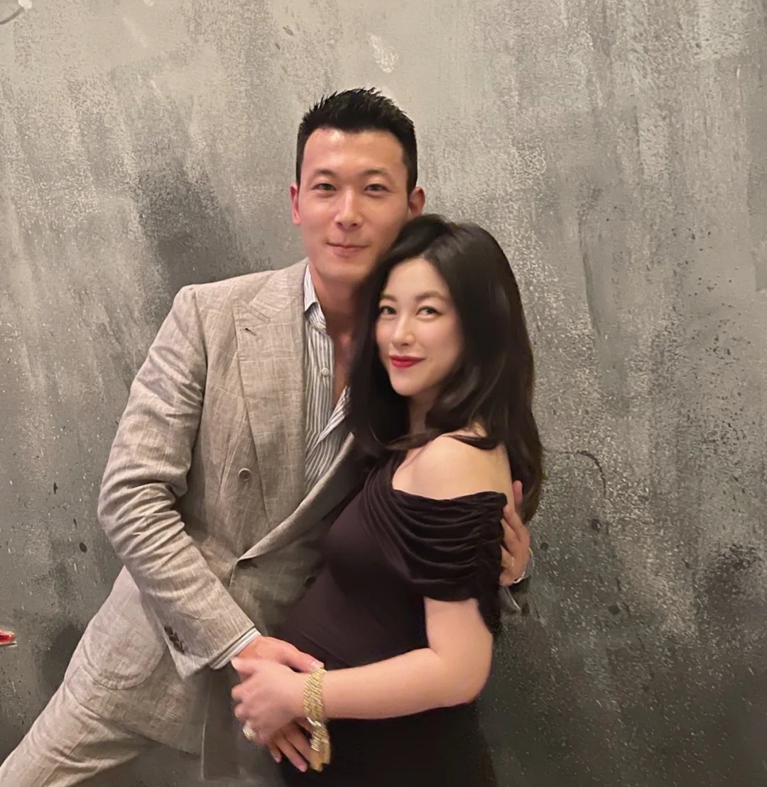 朱珠|朱珠老公晒全家福为女儿庆祝儿童节，小公主模仿妈妈练瑜伽萌态十足