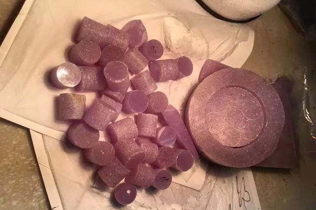 翡翠|5万拿下一块丑陋的翡翠毛料，却切出60万春带彩手镯，还有一堆珠子挂件！