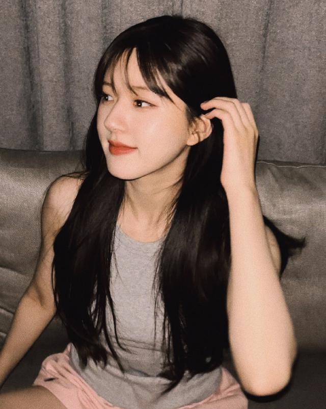 赵露思|赵露思穿清凉背心秀纤细手臂大美腿!肤白貌美太撩人了