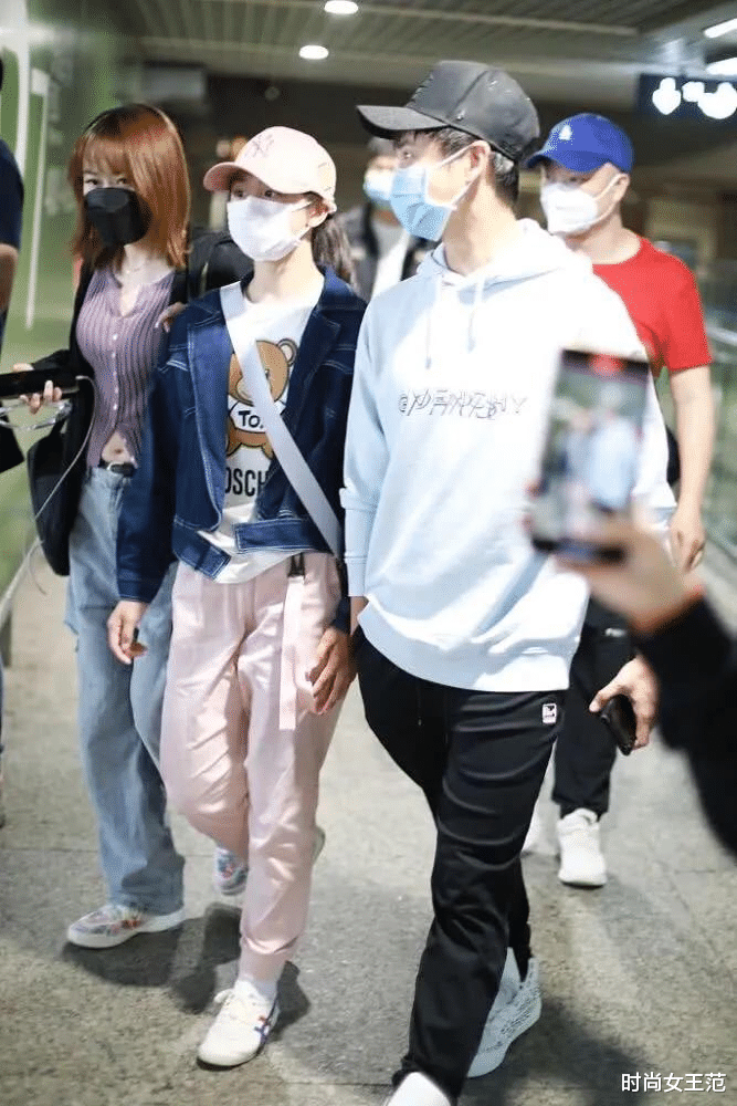 杨紫|森碟跟赌王四太合影,穿毛衣裙大小腿一样粗,一看就是运动员的腿