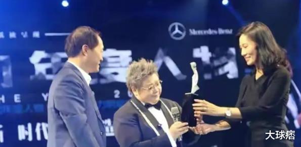 豌豆苗 韩红老师大学时期照片流出，五官精致发型干练，曾经是军艺校花