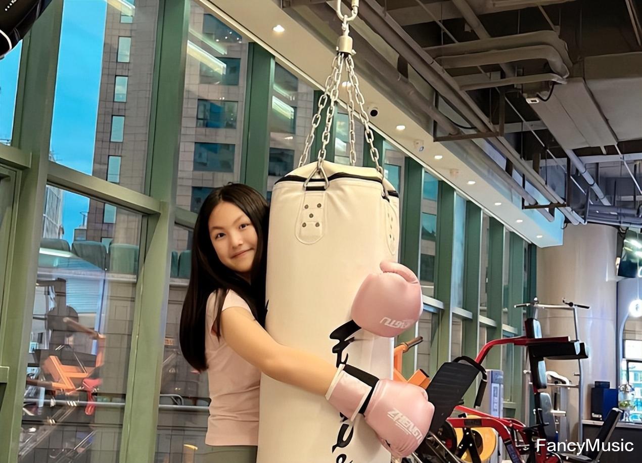 李湘 李湘女儿时隔多年变化大,减肥成功颜值提升,开始向美女转型