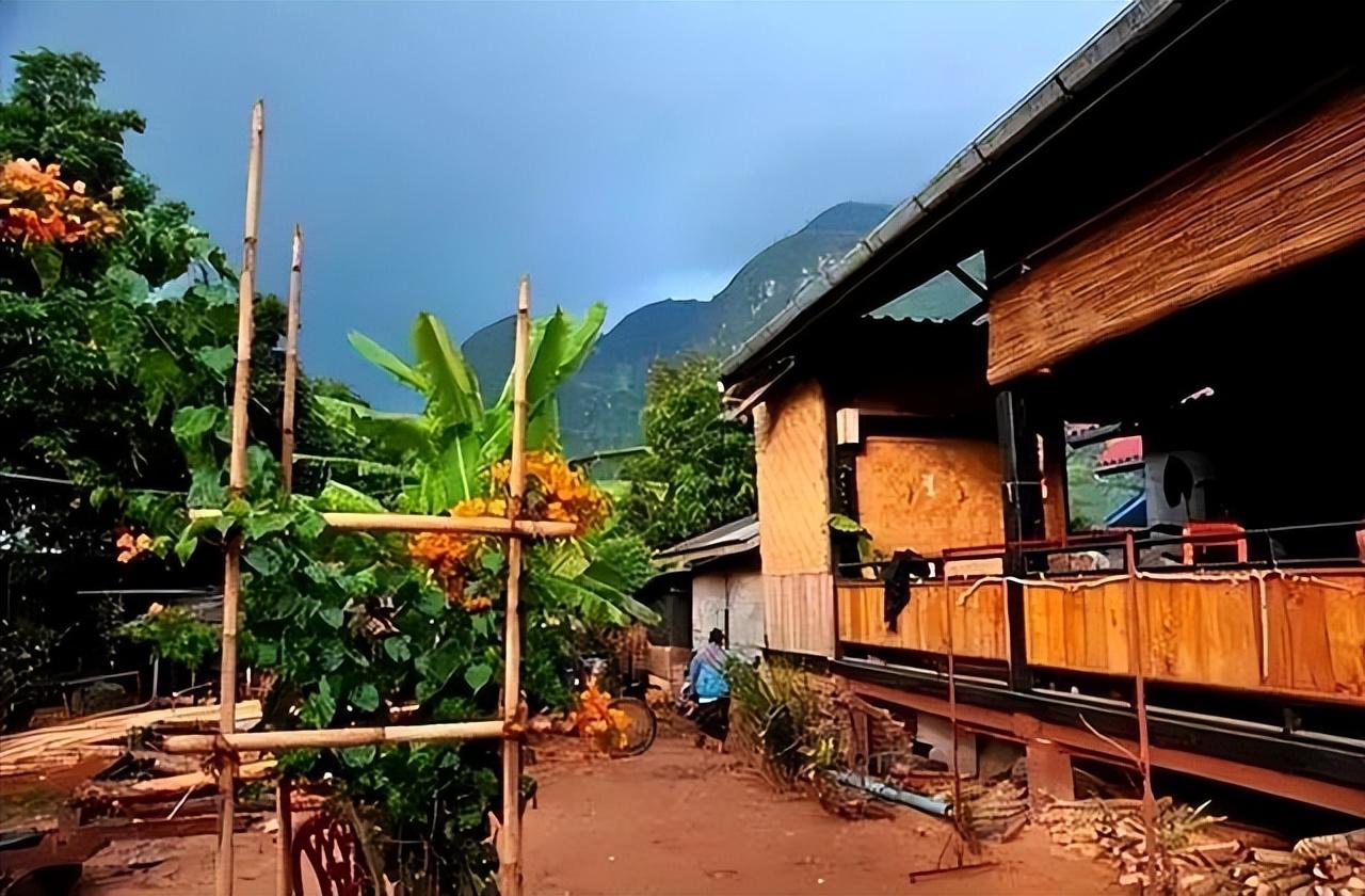 东南亚旅游|去老挝旅游，看见门口悬挂树枝的家庭，可别随意进入