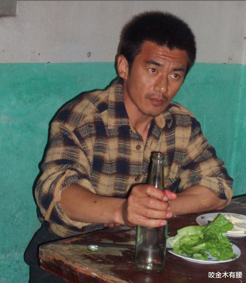 任天野|硬汉任天野公园跑步，脸颊棱角分明似刀削，虽年过半百仍健硕有型