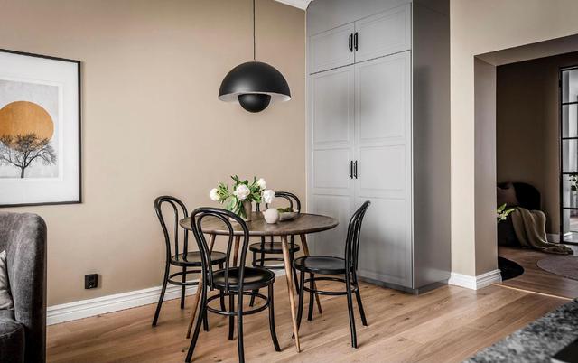 走进长长洞穴般的住宅，瑞典71平公寓，大地色调的温暖惬意