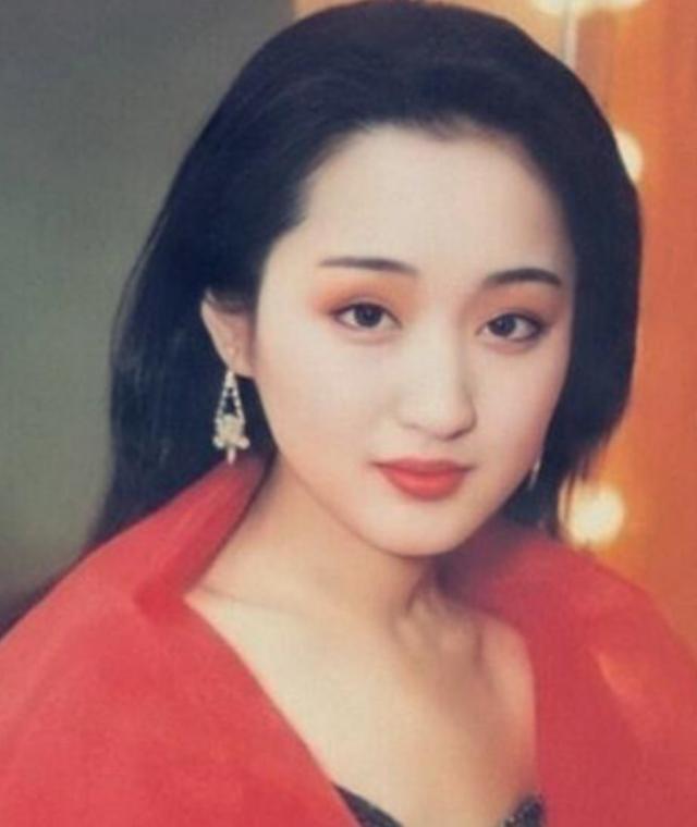 杨钰莹|赖文峰出狱后娶妻又生子，而杨钰莹却至今未婚，她在追求什么？